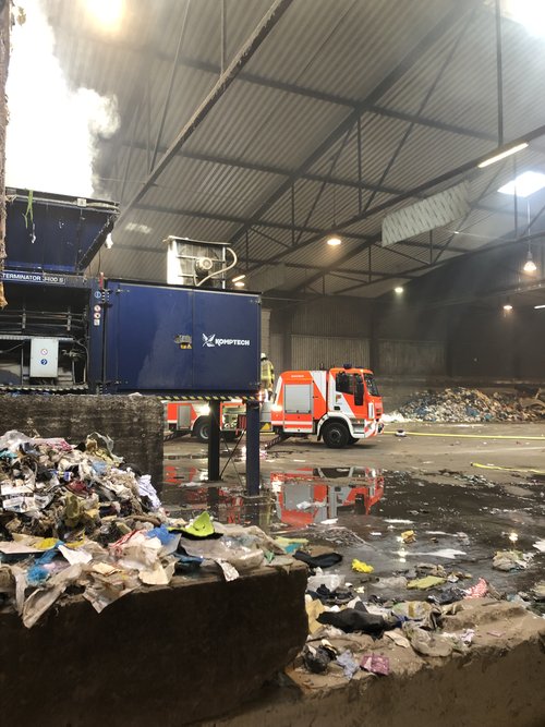 Gefahr im Restmüll: Falsch entsorgte explosive und leicht entzündbare Stoffe haben in der Vergangenheit zu Feuerwehreinsätzen beim Abfallwirtschaftsbetrieb geführt. Foto: Stadt Oldenburg