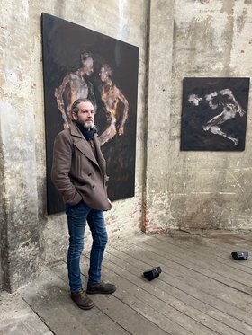 Der Künstler Helmut Feldmann vor seinem Werk „Muttererde". Foto: Yvonne Franke