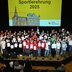 Vorschau: Nachwuchssportlerinnen und Nachwuchssportler der Jugendklassen mit Bürgermeisterin Petra Averbeck (2. Reihe, 4. von rechts) und dem Kulturdezernenten Holger Denckmann (3. Reihe, 1. von links) präsentieren ihre Auszeichnungen. Foto: Jörg Hemmen