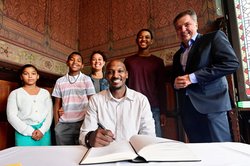 Gemeinsam mit seiner Frau Kara und den Kindern Marleigh (links), Sidney (2. von links) und Tre (2. von rechts) trug sich Rickey Paulding ins Gästebuch der Stadt ein. Foto: Sascha Stüber Gemeinsam mit seiner Frau Kara und den Kindern Marleigh, Sidney und Tre ((stehen hinter ihm) trug sich Rickey Paulding ins Gästebuch der Stadt ein. Foto: Sascha Stüber