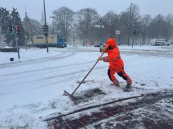Voller Körpereinsatz bei den Handkolonnen des Winterdienstes. Foto: Sascha Stüber