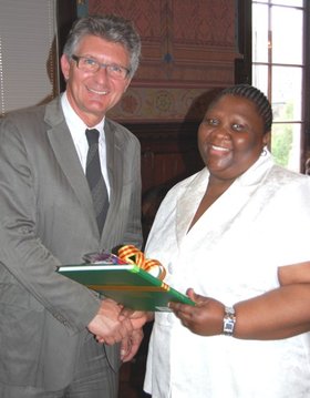 Oberbürgermeister Gerd Schwandner mit Eastern Capes Ministerpräsidentin Noxolo Kiviet bei deren Besuch in Oldenburg. Foto: Stadt Oldenburg