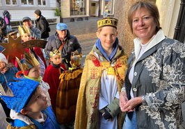 Bürgermeisterin Christine Wolff (rechts) begrüßte die Sternsingerkinder und ihre Begleitpersonen vor dem Alten Rathaus, nachdem sie den Segensspruch „C+M+B“ mit Kreide an die Wand gebracht hatten. Foto: Stadt Oldenburg
