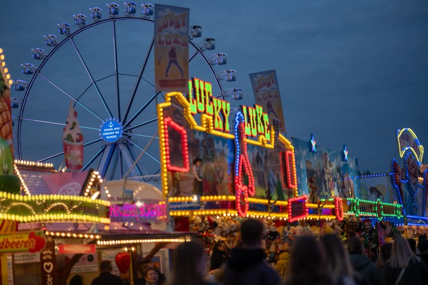 Blick über den Kramermarkt 2025 in Richtung Riesenrad. Foto: Sascha Stüber