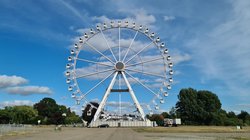 Die Gondeln hängen am Riesenrad (13. September 2022). Foto: Stadt Oldenburg