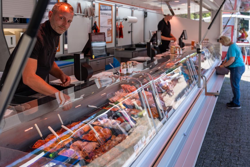 Stand mit Fleisch- und Wurstwaren auf dem Wochenmarkt auf dem Pferdemarkt. Foto: Sascha Stüber