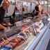 Vorschau: Stand mit Fleisch- und Wurstwaren auf dem Wochenmarkt auf dem Pferdemarkt. Foto: Sascha Stüber