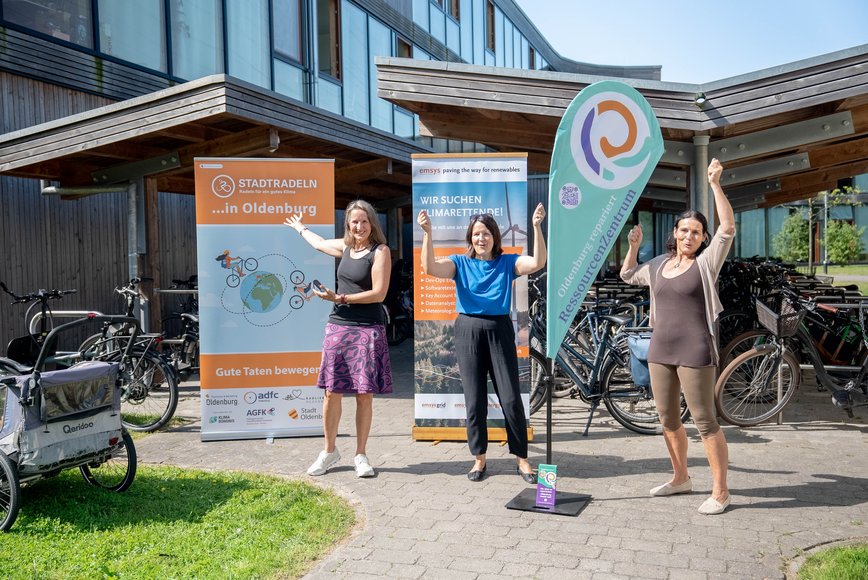 Svenja Klötscher, Marketing energy & meteo systems, Katja Reiche, Organisation Ressourcenzentrum, und Dr. Katharina Dutz, Vorstand ReparaturRat, freuen sich auf viele Kilometer zum Erreichen des vierten Etappenziels. Foto: emsys renewables