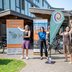 Vorschau: Svenja Klötscher, Marketing energy & meteo systems, Katja Reiche, Organisation Ressourcenzentrum, und Dr. Katharina Dutz, Vorstand ReparaturRat, freuen sich auf viele Kilometer zum Erreichen des vierten Etappenziels. Foto: emsys renewables