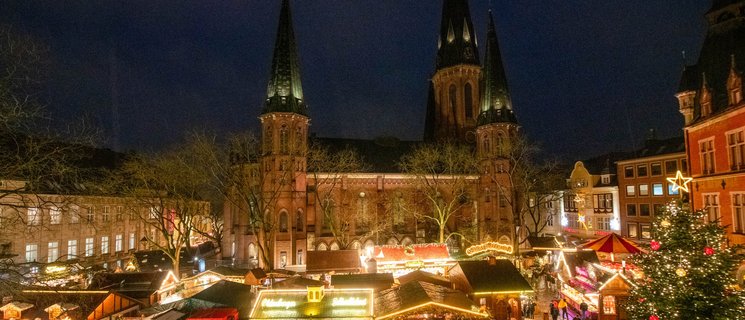 Blick über den Rathausmarkt mit beleuchteter Lamberti-Kirche. Foto: Sascha Stüber