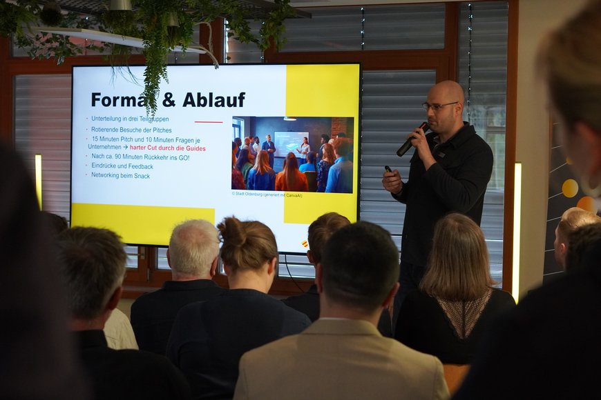 Der Moderator erläutert den Teilnehmenden das Format und den Ablauf. Foto: TGO/GO!