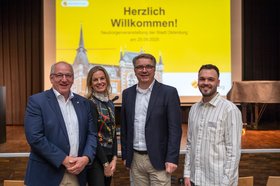 Bürger- und Ordnungsamtsleiter Michael Lorenz (von links), Erste Stadträtin Dr. Julia Figura, Oberbürgermeister Jürgen Krogmann und Mathias Stoll aus dem Bürgerbüro Mitte hießen die neu zugezogenen Oldenburgerinnen und Oldenburger willkommen. Foto: Sascha Stüber