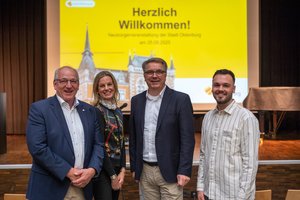Bürger- und Ordnungsamtsleiter Michael Lorenz (von links), Erste Stadträtin Dr. Julia Figura, Oberbürgermeister Jürgen Krogmann und Mathias Stoll aus dem Bürgerbüro Mitte hießen die neu zugezogenen Oldenburgerinnen und Oldenburger willkommen. Foto: Sascha Stüber