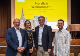 Bürger- und Ordnungsamtsleiter Michael Lorenz (von links), Erste Stadträtin Dr. Julia Figura, Oberbürgermeister Jürgen Krogmann und Mathias Stoll aus dem Bürgerbüro Mitte hießen die neu zugezogenen Oldenburgerinnen und Oldenburger willkommen. Foto: Sascha Stüber