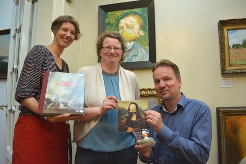 Foto: Stadt Oldenburg Katrin Willms (Mitte) mit Sandrine Teuber (Museumspädagogik, links) und Museumsleiter Dr. Andreas von Seggern. Foto: Stadt Oldenburg