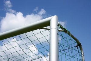 Obere, rechte Ecke eines Fußballtores. Foto: Simone Hainz/Pixelio