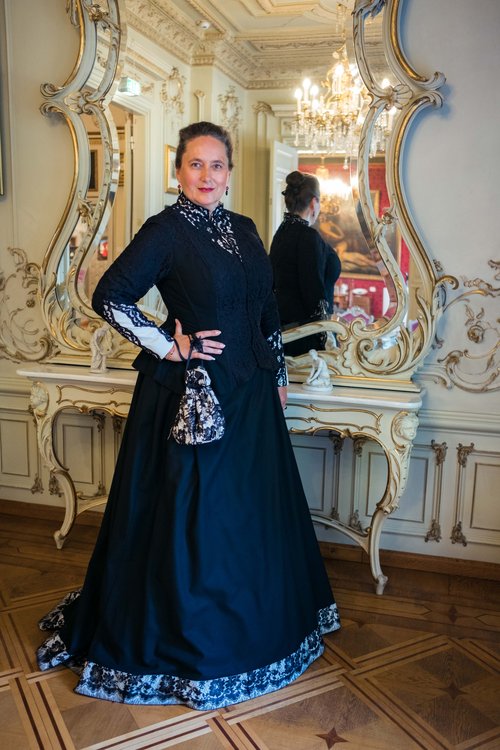 Kostümführung mit Geraldine Dudek. Foto: Mohssen Assanimoghaddam