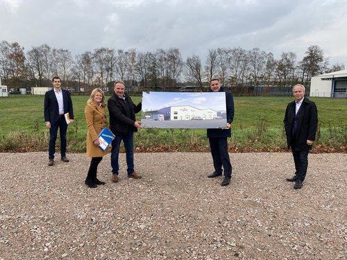 Kersten Mittwollen, Alexandra und Normen Strecker, Jürgen Krogmann und Ralph Wilken sprachen über die Erweiterung der Firma Nova Hüppe. Foto: Stadt Oldenburg