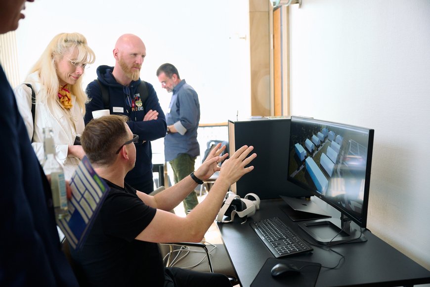 Thiemo Eddiks stellt 3D-Simulation von einem Quartier auf dem Fliegerhorst vor. Foto: Foto- und Bilderwerk