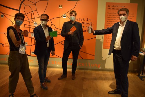 Im neuen Projektraum des Stadtmuseums (von rechts): Oberbürgermeister Jürgen Krogmann, Dr. Steffen Wiegmann (Leiter des Stadtmuseums Oldenburg), Michael Hagemeister (‚Raum auf Zeit‘) und Sandrine Teuber (Koordination Projektraum) © Stadt Oldenburg