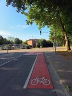 Rot markiert und mit Aufstellfläche erhält der Radverkehr im Infanterieweg mehr Sichtbarkeit. Foto: Stadt Oldenburg