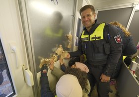 Aus Grau mach Bunt: Der erstmals auf dem Lamberti-Markt stehende, triste Polizei-Container wurde von den Kindern der Kita Kennedystraße verschönert. Foto: Sascha Stüber Aus Grau mach Bunt: Der erstmals auf dem Lamberti-Markt stehende, triste Polizei-Container wurde von den Kindern der Kita Kennedystraße verschönert. Foto: Sascha Stüber