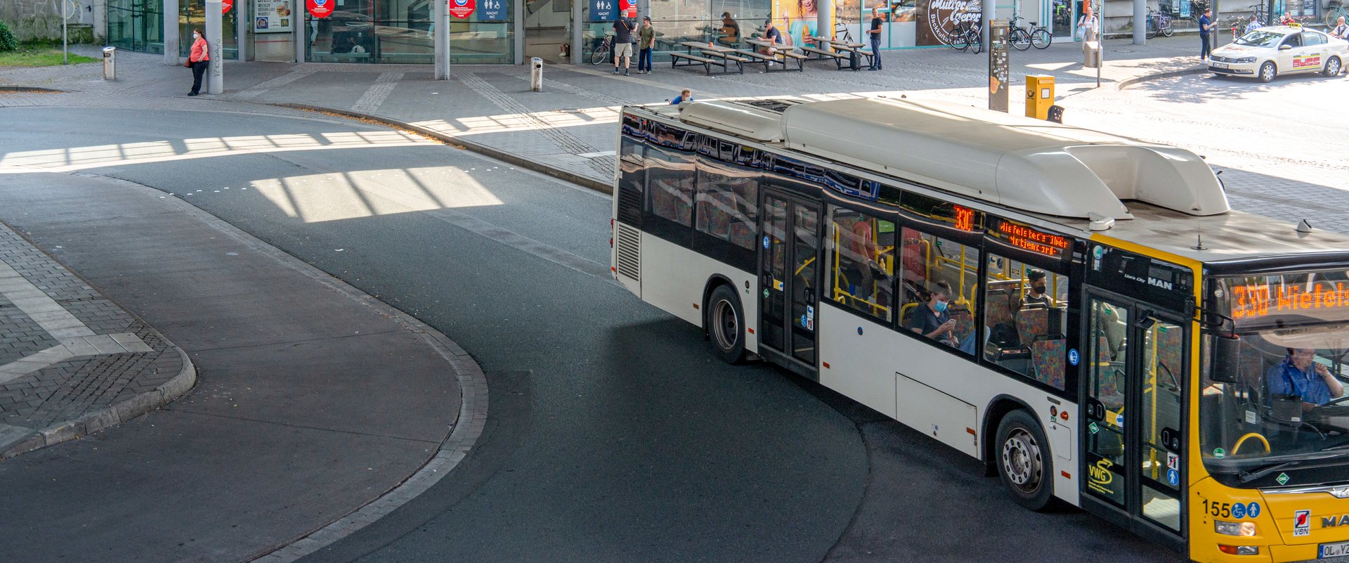 Zentraler Omnibusbahnhof (ZOB) in Oldenburg mit Blickrichtung rückwärtiger Eingang des Hauptbahnhofs. Foto: Mittwollen & Gradetchliev