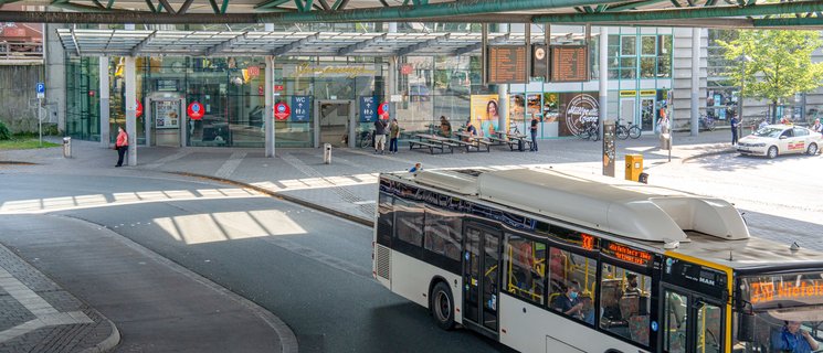 Zentraler Omnibusbahnhof (ZOB) in Oldenburg mit Blickrichtung rückwärtiger Eingang des Hauptbahnhofs. Foto: Mittwollen & Gradetchliev