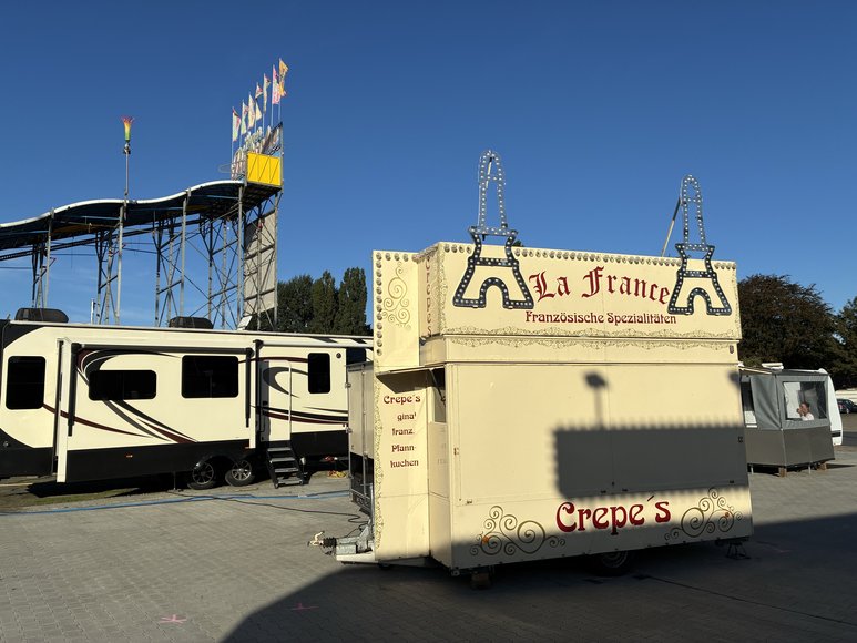 Der Crepe-Stand „La France“ und die „Super-Rutsche“ beim Aufbau am 25. September 2026. Foto: Stadt Oldenburg
