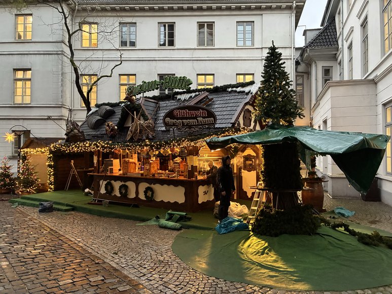 Stadt Oldenburg Die Enzian-Hütte beim Aufbau auf dem Lamberti-Markt am 19. November 2025. Foto: Stadt Oldenburg