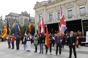 Vertreterinnen und Vertreter der Partnerstädte Cholets präsentieren ihre Landesflaggen. Foto: Etienne Lizambard
