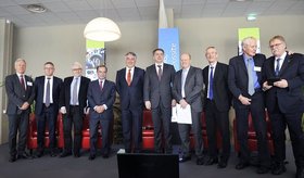 OB Krogmann und Cholets Bürgermeister Gilles Bourdouleix (5. v. l.) beim deutsch-französischen Wirtschaftstag in Cholet. Foto: Etienne Lizambard