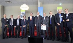 OB Krogmann und Cholets Bürgermeister Gilles Bourdouleix (5. v. l.) beim deutsch-französischen Wirtschaftstag in Cholet. Foto: Etienne Lizambard OB Krogmann und Cholets Bürgermeister Gilles Bourdouleix (5. v. l.) beim deutsch-französischen Wirtschaftstag in Cholet. Foto: Etienne Lizambard