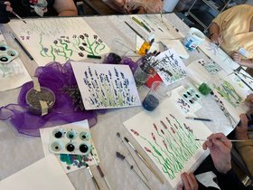 Kreativearbeiten in einer Tagespflege-Einrichtung. Foto: Ina Simone Petri