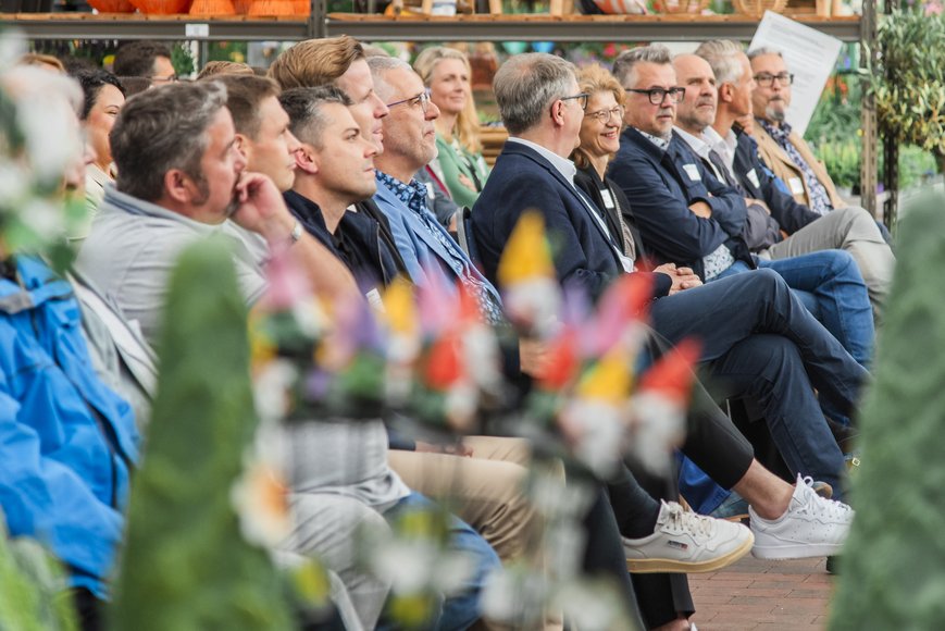 Das Publikum hört gespannt den Redebeiträgen zu. Foto: Imke Folkerts