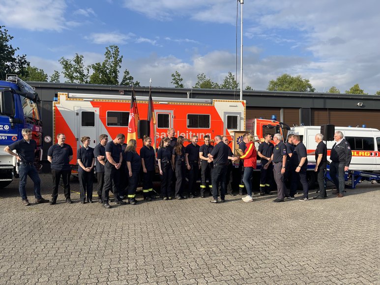 Die Hilfsorganisationen selbst und die Berufsfeuerwehr dankte den Ehrenamtlichen und händigte die Ehrennadeln des Landes Niedersachsen aus. Foto: THW/MarioFilsinger