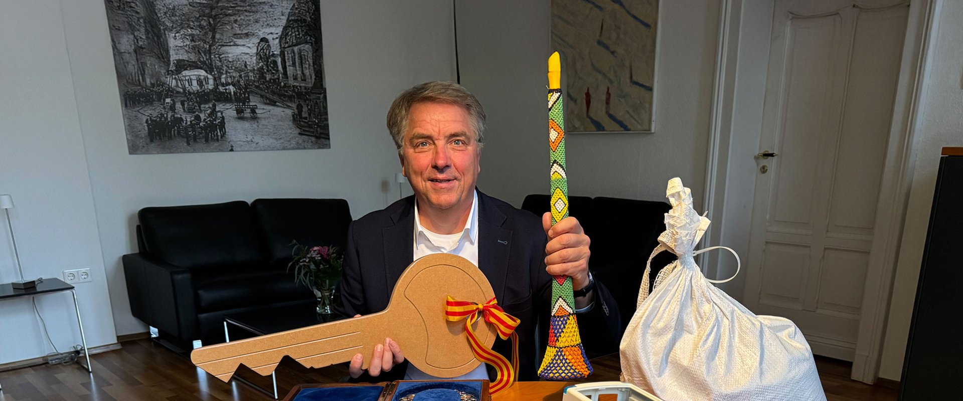 Zehn Dienstjahre, zehn Objekte: Oberbürgermeister Jürgen Krogmann zeigt Gegenstände, die symbolisch für wichtige Ereignisse in seiner bisherigen Amtszeit stehen. Foto: Stadt Oldenburg