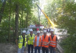 Stefan Gramberg (von links) und Karl-Dieter Goldsweer (beide Holcim Fertigteile), Christoph Tiesler (Geschäftsführer der JoachimTiesler Hoch- und Tiefbau GmbH & Co. KG) sowie Steffen Grohnert und Jan Bernath (beide Stadt Oldenburg). Foto: Sascha Stüber