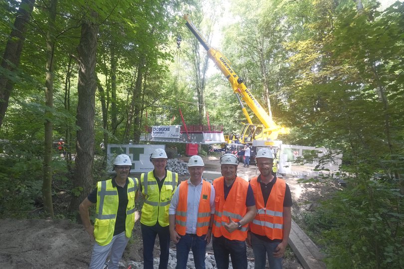 Stefan Gramberg (von links) und Karl-Dieter Goldsweer (beide Holcim Fertigteile), Christoph Tiesler (Geschäftsführer der JoachimTiesler Hoch- und Tiefbau GmbH & Co. KG) sowie Steffen Grohnert und Jan Bernath (beide Stadt Oldenburg). Foto: Sascha Stüber