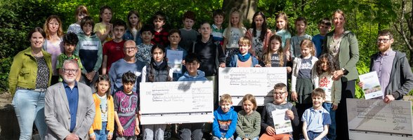 Die Oberschule Eversten, die Grundschule Dietrichsfeld und die BBS 3 Oldenburg konnten sich dank ihres Engagements bei der diesjährigen Veranstaltung „Oldenburg räumt auf“ jeweils über eine Finanzspritze freuen. Foto: Sascha Stüber