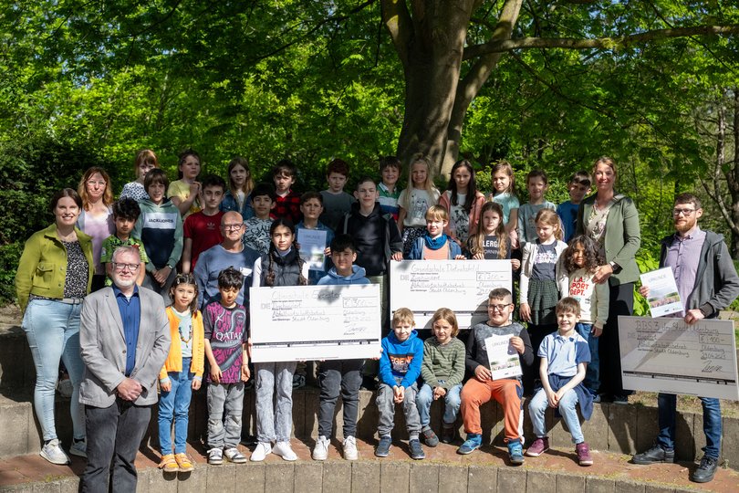 Die Oberschule Eversten, die Grundschule Dietrichsfeld und die BBS 3 Oldenburg konnten sich dank ihres Engagements bei der diesjährigen Veranstaltung „Oldenburg räumt auf“ jeweils über eine Finanzspritze freuen. Foto: Sascha Stüber