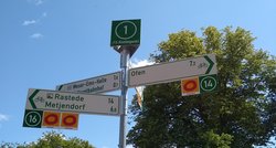 Eine tolle Nummer sind die neuen Radwegweiser mit dem Knotenpunktsystem, die den Radlerinnen und Radlern in Oldenburg den Weg weisen. Foto: Stadt Oldenburg 