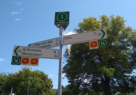 Eine tolle Nummer sind die neuen Radwegweiser mit dem Knotenpunktsystem, die den Radlerinnen und Radlern in Oldenburg den Weg weisen. Foto: Stadt Oldenburg 