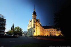 Oldenburger Schloss bei Tag und Nacht. Foto: Hergen Weyrich