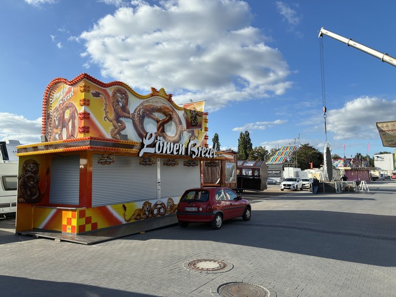 Löwen-Brezel und Super-Rutsche beim Aufbau am 22. September 2026. Foto: Stadt Oldenburg