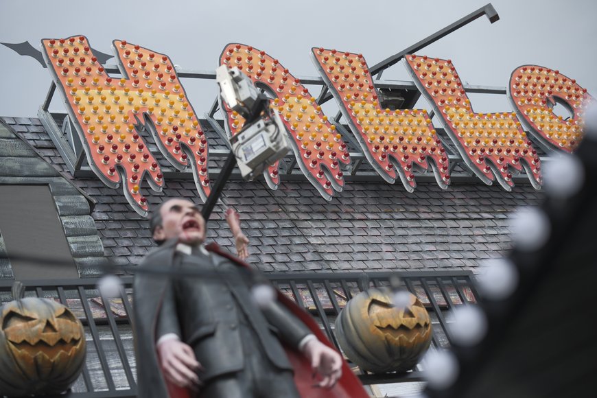 Die Geisterbahn „Halloween“ beim Aufbau auf dem Kramermarkt am 22. September 2025. Foto: Sascha Stüber