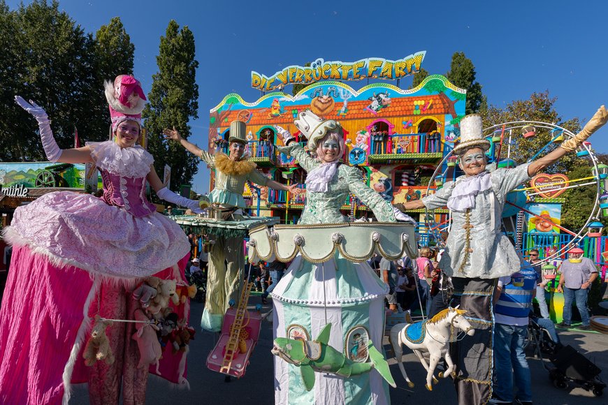 Stelzenläufer bei der Kramermarkt-Parade 2026. Foto: Sascha Stüber