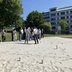 Vorschau: Menschen spielen auf der großen Sandfläche. Foto: Stadt Oldenburg