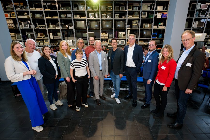 Das Organisationsteam sowie die Referentinnen und Referenten des 11. Oldenburger Fachkräfte-Forums (von links): Moderatorin Greta Stangner, Stefan Korfhage (Korfhage GmbH), Carolin Baar (selbstständige Beraterin), Katrin Husmann (August Brötje GmbH), Julia Heisler (Die Digitalstrategen), Frank Mayer (Oldenburgische IHK), Michael Metzler (HWK Oldenburg), Ralph Wilken (Stadt Oldenburg), Matthias Jantos (Jobcenter Oldenburg), Oberbürgermeister Jürgen Krogmann, Kristjan Messing (Agentur für Arbeit Oldenburg-Wilhelmshaven), Carmen Beyer (Demografieagentur) und Dirk Heitkötter (Arbeitgeberverband Oldenburg e.V.). Foto: Thorsten Helmerichs