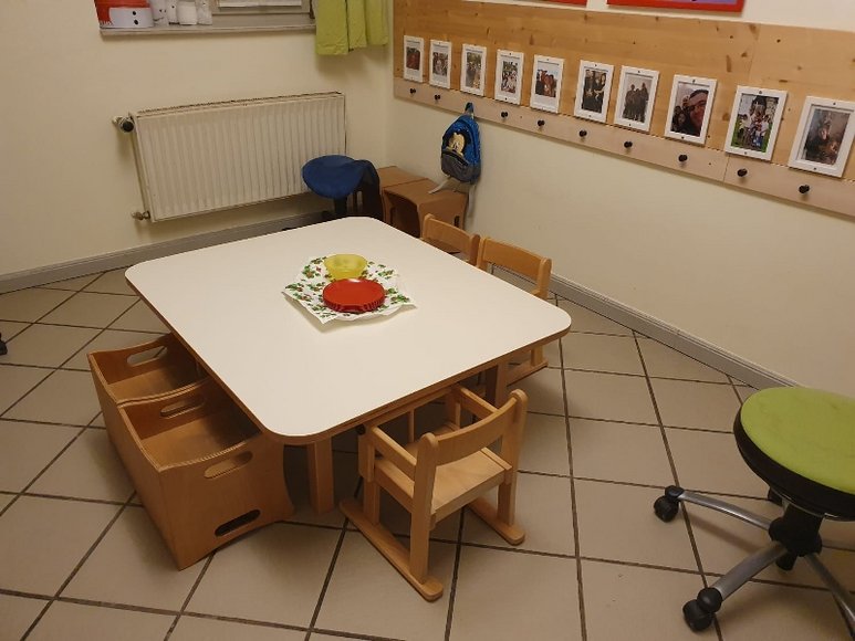 Gruppentisch mit fünf Kinderstühlen. Foto: Stadt Oldenburg